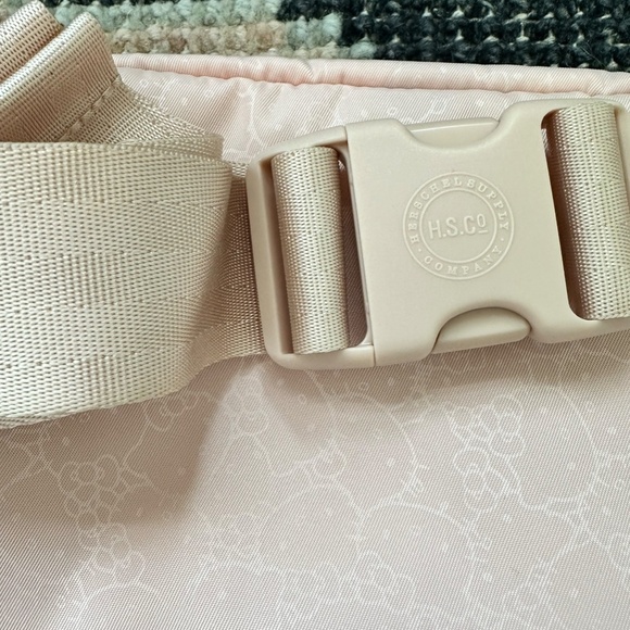 New NWOT Herschel Supply x Hello Kitty Fifteen Waist Bag Fanny Pack - Picture 3 of 8